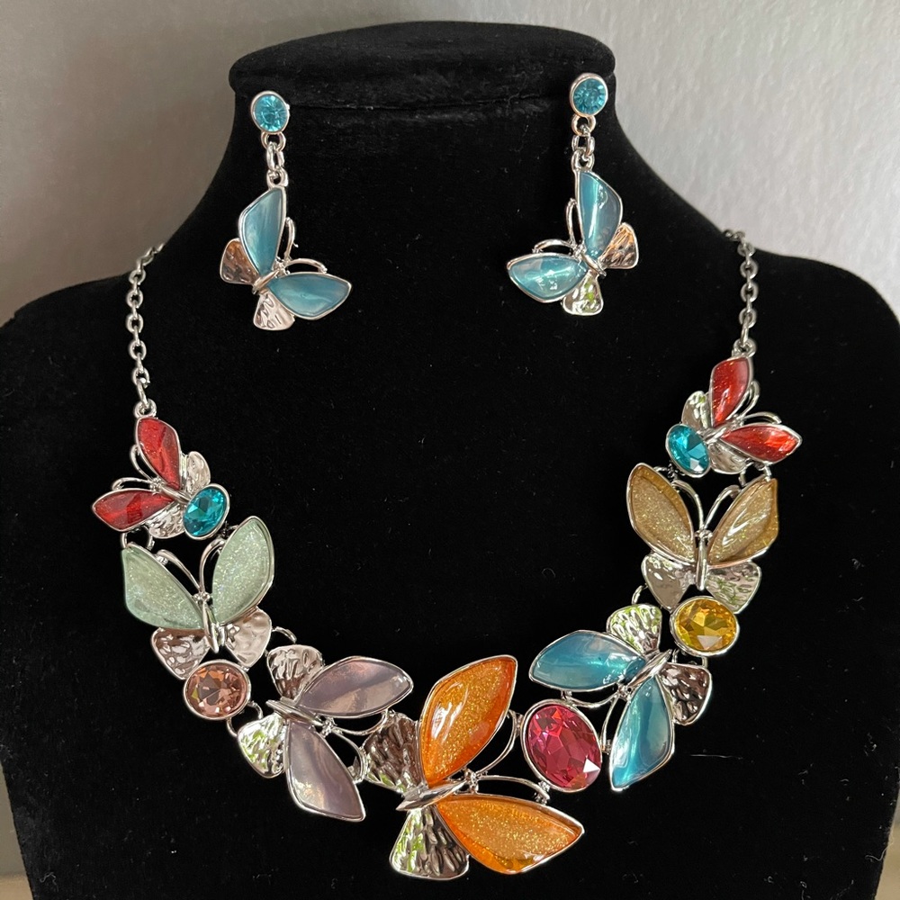 BEAUTIFUL Butterfly necklace w/matching earrings, available in multiple colors!